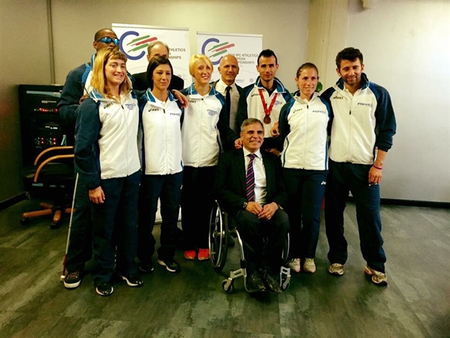 Foto di gruppo con il presidente della Fispes Sandro Porru e parte della delegazione italiana paralimpica per i Mondiali di Doha